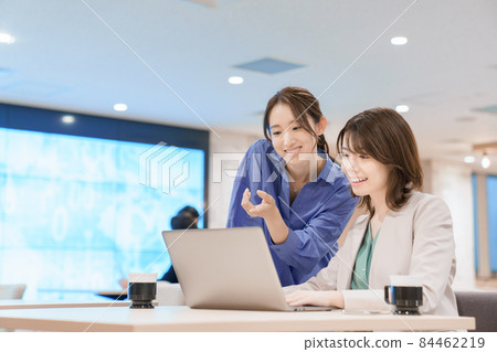 Young woman having a meeting 84462219