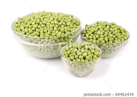 Fresh green peas in bowl isolated on white 84462434