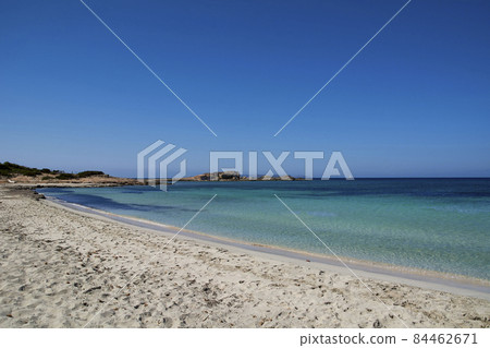Clear water bay on a sunny day 84462671