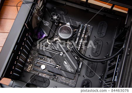 在主板上安裝一個簡單的水冷頭 84463076