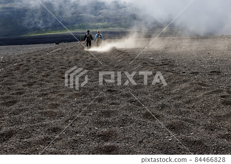 登山者下山富士山/大砂跑步 84466828