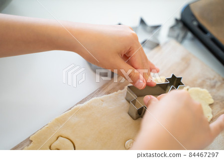 孩子們的手做餅乾 84467297