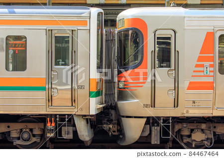 Trains with 313 series 8000 series and 211 series 5000 series stopped at Nagoya Station 84467464