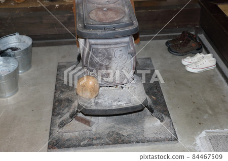 飛騨高山紀念品店的柴火爐 84467509
