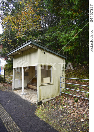 Waiting room at Kakidaira Station on the Iida Line 84467537