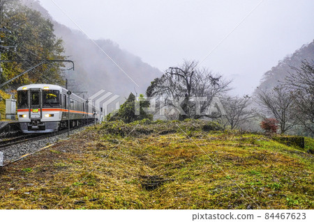 Visiting the unexplored area station in the rain, the Iida line unexplored area station number stopped at Chiyo station 84467623