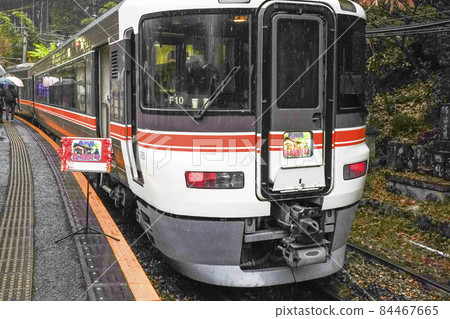 Visiting the unexplored area station in the rain, the Iida line unexplored area station number stopped at Shiteguri station 84467665