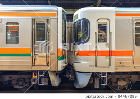 313系列和211系列5000系列列車在名古屋站停靠 313系列和211系列5000系列列車在名古屋站停靠 84467889
