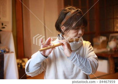 A woman wiping a shinobue A woman wiping a shinobue 84467959