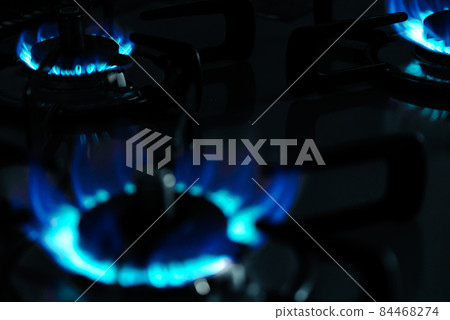 3 flames of the gas stove in the ignited kitchen c-2 Front blur High brightness 3 flames of the gas stove in the ignited kitchen c-2 Front blur High brightness 84468274