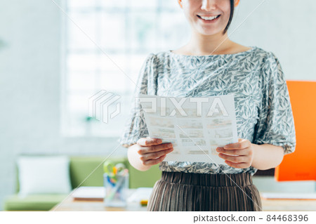 在辦公室工作的年輕女子 在辦公室工作的年輕女子 84468396
