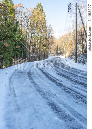 Snowy road / ice barn (around Lake Onbara) Snowy road / ice barn (around Lake Onbara) 84468407