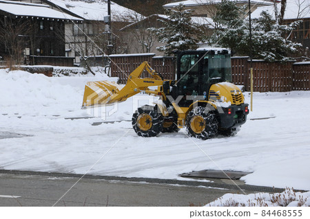 高山市平湯溫泉的清晨除雪 高山市平湯溫泉的清晨除雪 84468555