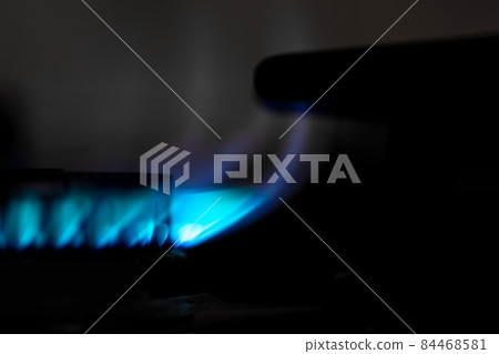 Flame of the gas stove in the ignited kitchen Close-up from the side c-1 Front blur Flame of the gas stove in the ignited kitchen Close-up from the side c-1 Front blur 84468581