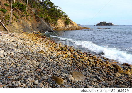 只有礫石的海灘。沿海景觀。氣仙沼大島的石鳥海灘。宮城縣氣仙沼市。 84468679