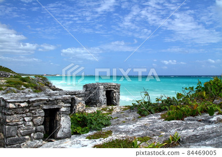 Quintana Roo, Yucatan Peninsula, Mexico Ruins of the Maya Civilization Tulum Ruins and the Turquoise Caribbean Sea Quintana Roo, Yucatan Peninsula, Mexico Ruins of the Maya Civilization Tulum Ruins and the Turquoise Caribbean Sea 84469005