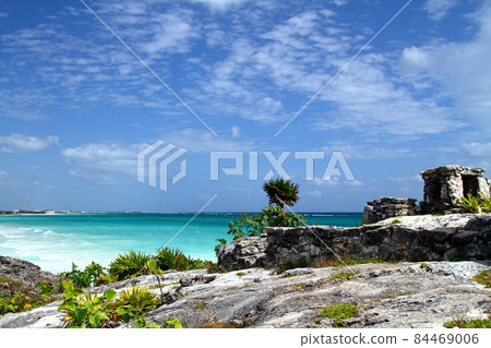 Quintana Roo, Yucatan Peninsula, Mexico Ruins of the Maya Civilization Tulum Ruins and the Turquoise Caribbean Sea Quintana Roo, Yucatan Peninsula, Mexico Ruins of the Maya Civilization Tulum Ruins and the Turquoise Caribbean Sea 84469006