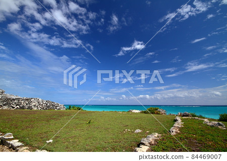 金塔納羅奧州、尤卡坦半島、墨西哥瑪雅文明遺址圖盧姆遺址和碧綠的加勒比海 84469007