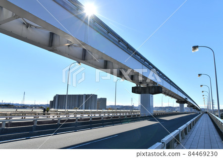 俯瞰日野市（東京都日野市）方向的龍飛橋/多摩川 [2021.11] 84469230
