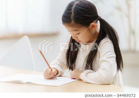 在家學習的女孩 84469372