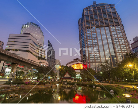 泰國曼谷 BTS Prompong 站/Benchasiri 公園附近的夜景，曼谷 84469375