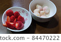 紅色草莓和白色草莓 84470222