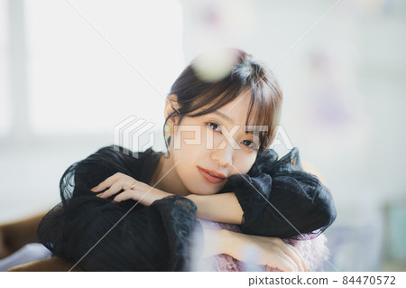 穿黑色上衣的女性 84470572