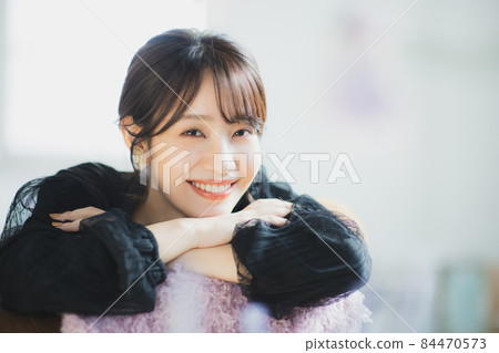 穿黑色上衣的女性 84470573