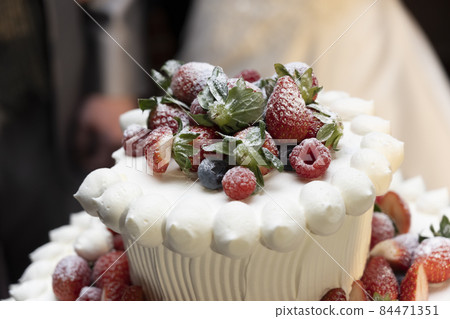 蛋糕上面有很多草莓 84471351