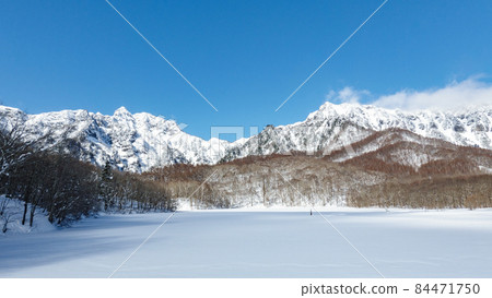Kagamiike pond in winter (overlooking Mt. Nishidake, Mt. Honindake, and Mt. Togakushi) 84471750