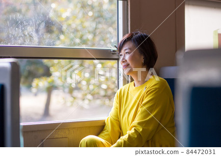 女性旅行 女性乘火車旅行 中間女性旅行 車內旅行 84472031