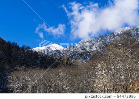 Jonen and Mt. Jonen in the early winter when looking up from Ichinosawa in Nagano Prefecture 84472986