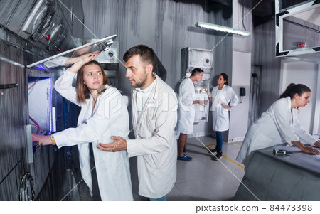 Adults trying to get out of escape room 84473398