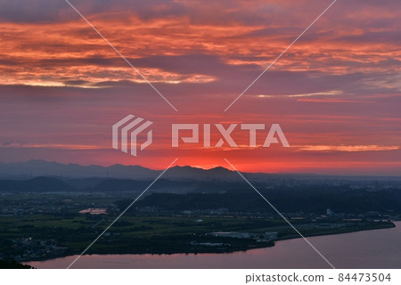 Morning that mysteriously dyes the sky on the horizon 84473504