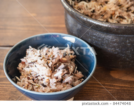 新鮮烹製的煲仔飯，混合 shirasu 和羊栖菜。 84474048