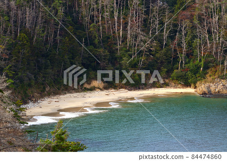 氣仙沼大島的歌聲沙中的久成成海灘。宮城縣氣仙沼市。 84474860