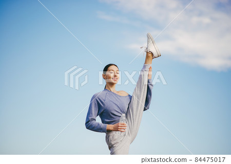 Cute girl training on a sky backgroung Cute girl training on a sky backgroung 84475017