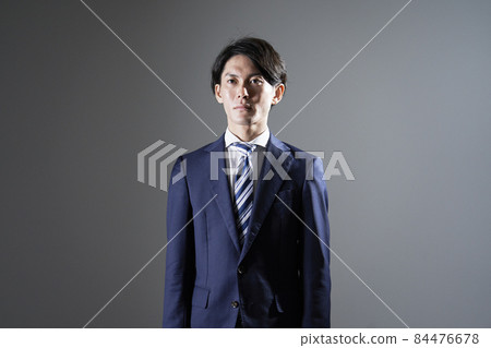 商人肖像灰色背景 84476678
