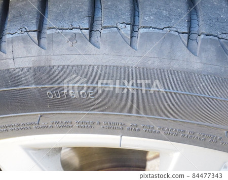 Tire cracking danger 84477343