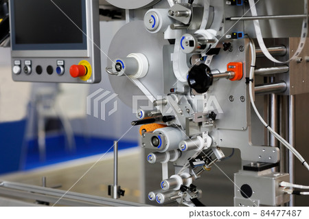 labeling machine applies stickers with QR code 84477487