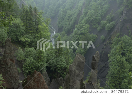 由冷卻熔岩形成的中國金剛大峽谷的意外景觀 由冷卻熔岩形成的中國金剛大峽谷的意外景觀 84479271