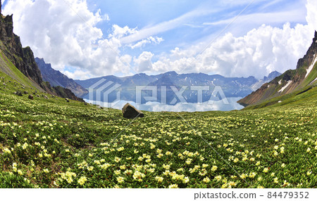 從中國北部看白頭山天地 從中國北部看白頭山天地 84479352