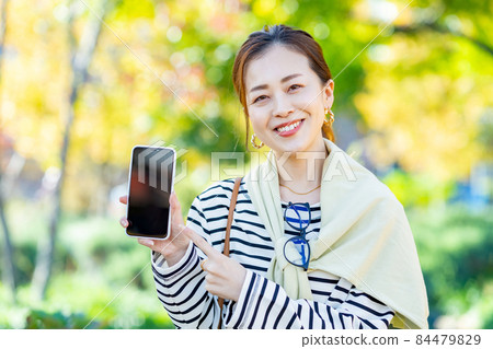 Woman holding a smartphone 84479829