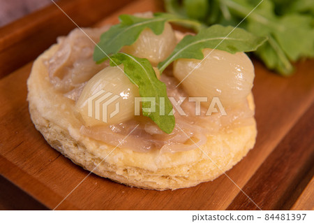 Thin iced onion tart, mashed pink onions and salad 84481397