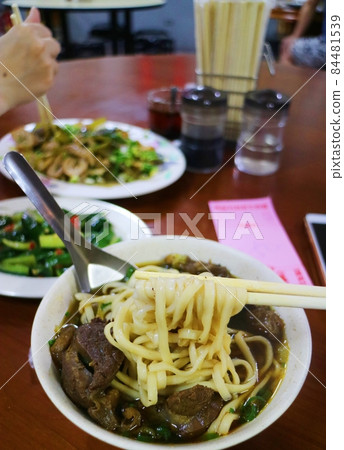 台灣最有名的美食牛肉麵 兩個人一起用餐吃麵的情景 84481539
