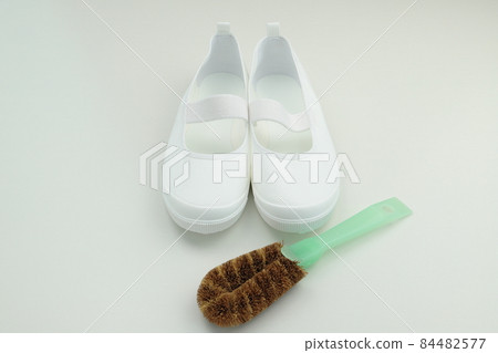 Shoes and shoe brushes Shoes and shoe brushes 84482577