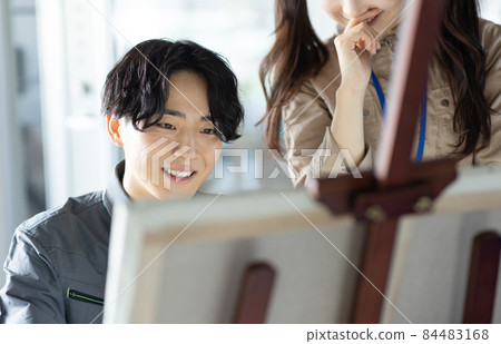 畫畫的年輕學生 畫畫的年輕學生 84483168