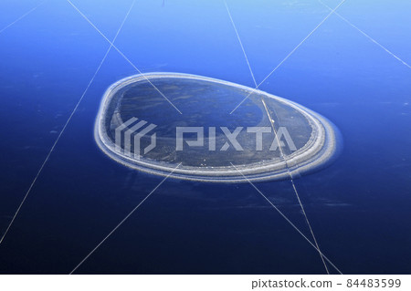 A shape created by crystals of salt in a salt field 84483599