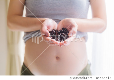 Coffee beans and pregnant women caffeine decaffeinated caffeine-less non-caffeine Coffee beans and pregnant women caffeine decaffeinated caffeine-less non-caffeine 84484312