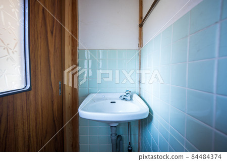 Old hand-washing place 84484374